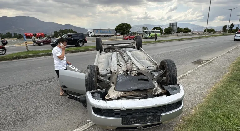 Erzincan'da takla atan otomobildeki 2 kişi yaralandı
