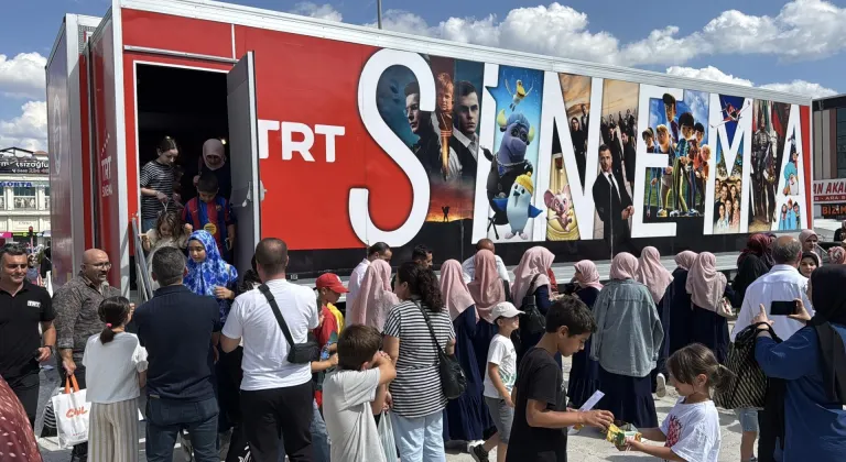 Erzincan'da TRT Sinema Tırı yaklaşık 3 bin çocuğa sinema keyfi yaşattı