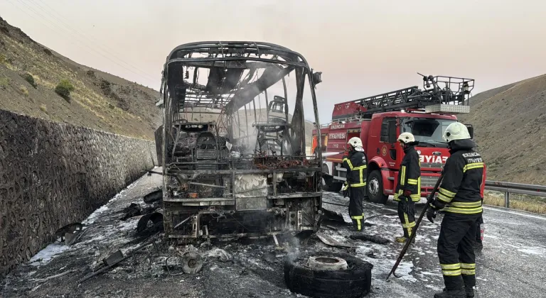 Erzincan'da yolcu otobüsü yangında kullanılamaz hale geldi