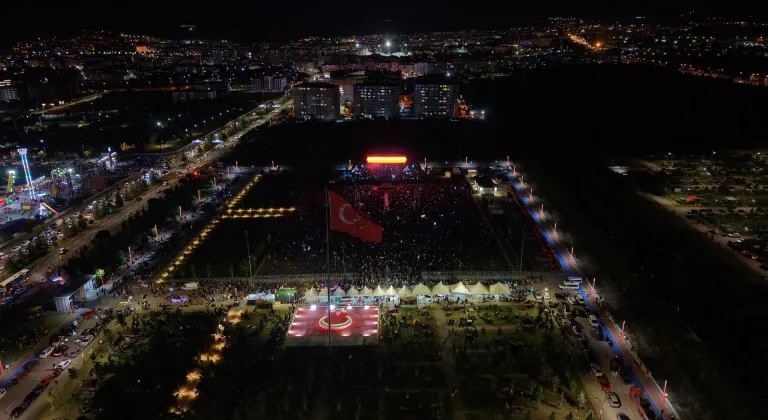 Erzurum Kültür Yolu Festivali'nde şarkıcı Buray sahne aldı