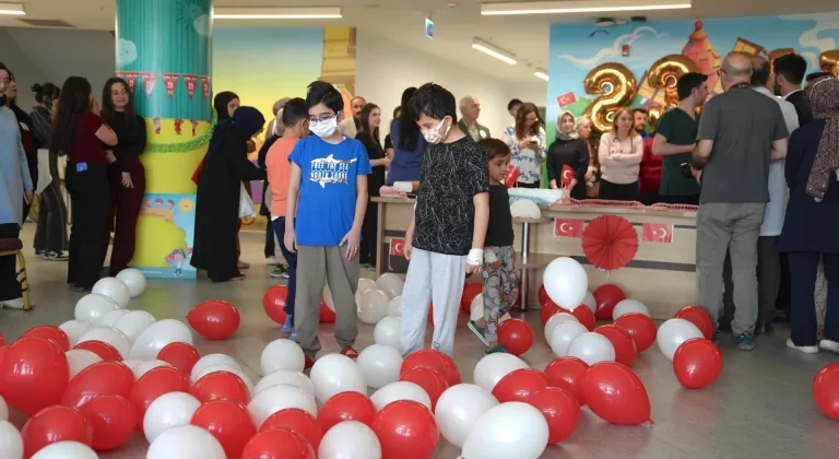 Erzurum Şehir Hastanesi'nde tedavi gören çocuklara "23 Nisan" eğlencesi yapıldı