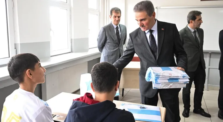 Erzurum Valisi Baruş, öğrencilere Süper Lig'e yükselen Erzurumspor'un formasını dağıttı