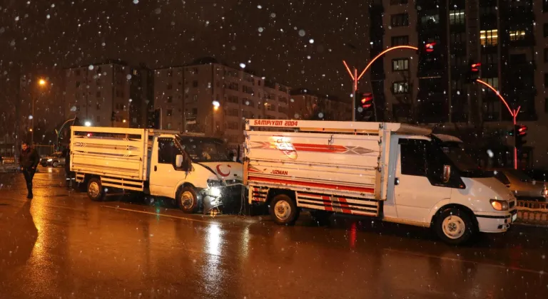 Erzurum'da 3 aracın karıştığı kazada 9 kişi yaralandı