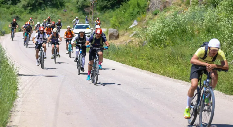 Erzurum'da bisikletçiler doğayla iç içe yaklaşık 40 kilometre pedal çevirdi