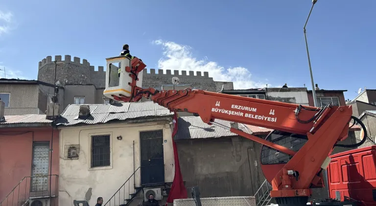 Erzurum'da çatıya savrulan Türk bayrağının yere düşmemesi için seferber oldular