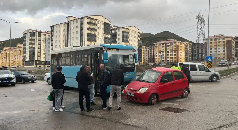 Erzurum'da halk otobüsü ile otomobilin çarpıştığı kazada 5 kişi yaralandı