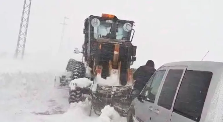 Erzurum'da kar ve tipi nedeniyle yolda kalan 15 kişi kurtarıldı