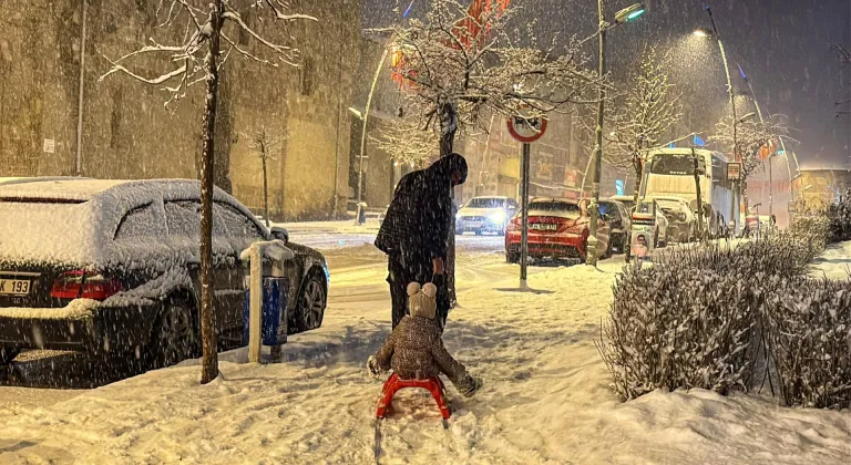 Erzurum'da kar yağışı etkili oluyor