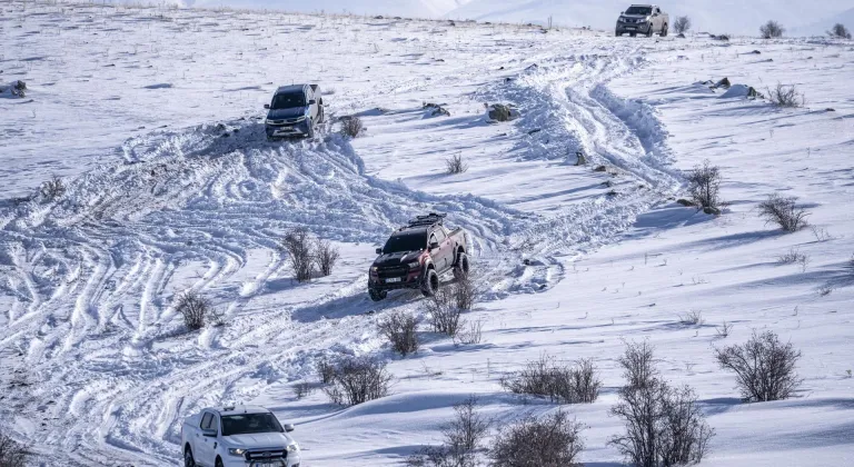 Erzurum'da karlı dağları aşan maceraseverler, doğaya yem bırakıp "kar raftingi" yaptı