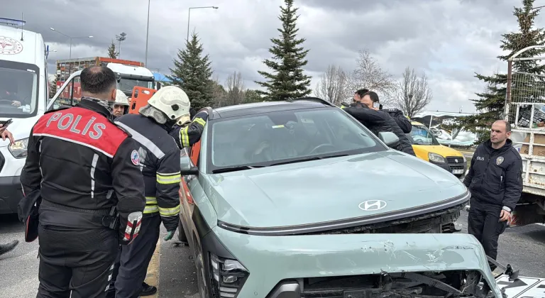 Erzurum'da kaza yapıp fenalaşan sürücüyü, itfaiye ekipleri aracın camını kırarak çıkardı