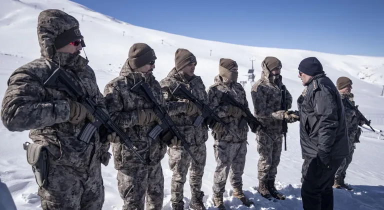 Erzurum'da kış şartlarında arama kurtarma eğitimlerini tamamlayan PÖH'ler sertifikalarını aldı