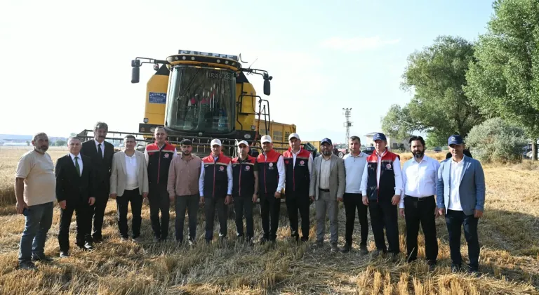 Erzurum'da lise öğrencilerinin uygulamalı tarım eğitimi aldığı arazide hasat heyecanı