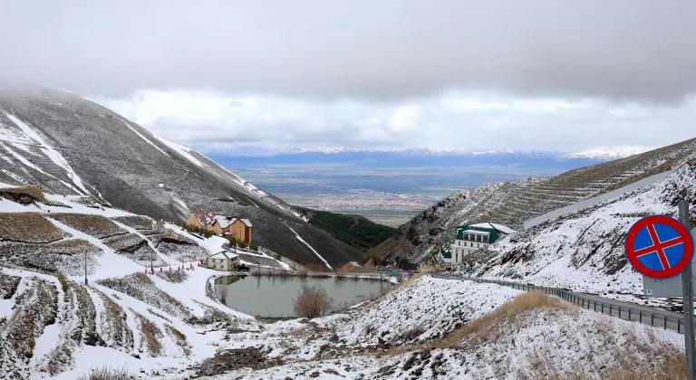 Erzurum'da mayıs ortasında yağan kar vatandaşları şaşırttı