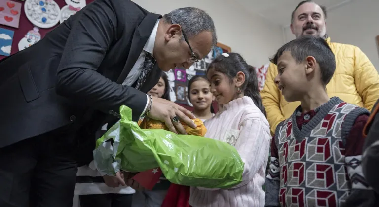 Erzurum'da off-road ekipleri karlı dağları aşıp öğrencilere hediye götürdü