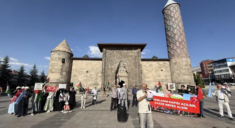 Erzurum'da sağlıkçılar Gazze için sessiz yürüyüşlerini 141'inci haftada sürdürdü