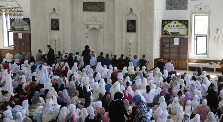 Erzurum'da yaklaşık 3 bin çocuk tarihi camide buluştu