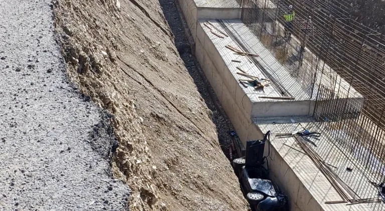 Erzurum'da yol genişletme çalışması yapılan alana düşen otomobildeki 3 kişi öldü