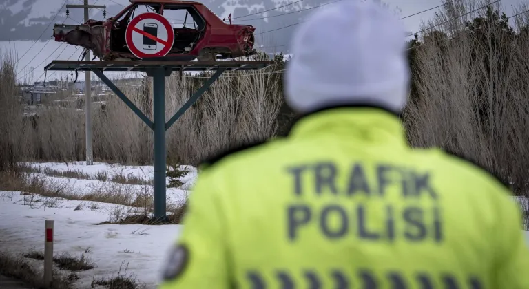 Erzurum’da yol kenarında sergilenen hurda araçlar trafikte farkındalık oluşturuyor