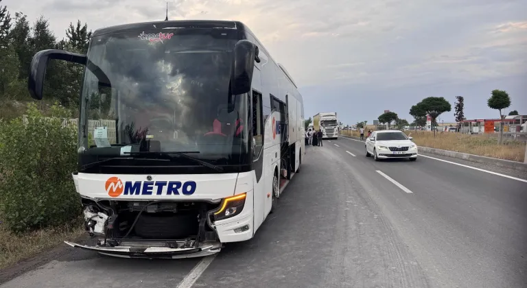 Erzurum'da yolcu otobüsünün traktöre çarptığı kaza anı güvenlik kamerasında