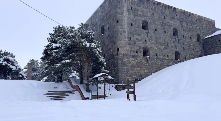 Erzurum'daki "ecdat yadigarı" Aziziye Tabyaları karla kaplandı
