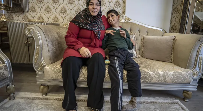 Erzurumlu anne "3 günden fazla yaşamaz" denilen oğluna 22 yıldır sevgiyle bakıyor