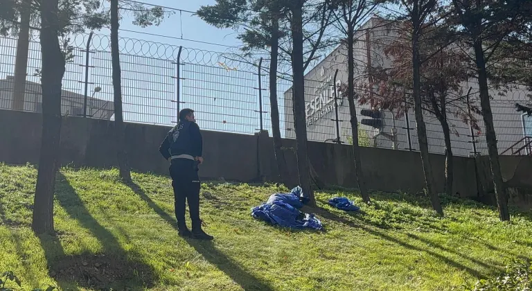 Esenler'de   bir kişi çimenlik alanda ölü bulundu