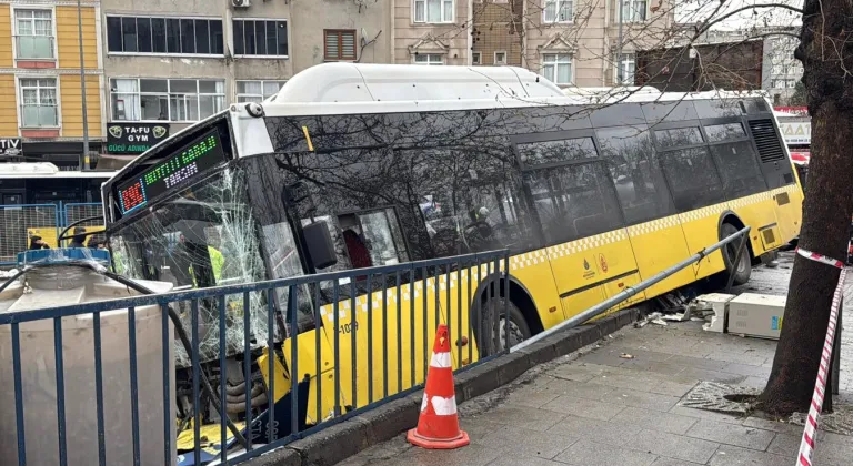Esenler'de kontrolden çıkan İETT otobüsünün otoparka girmesi sonucu bazı araçlarda hasar oluştu