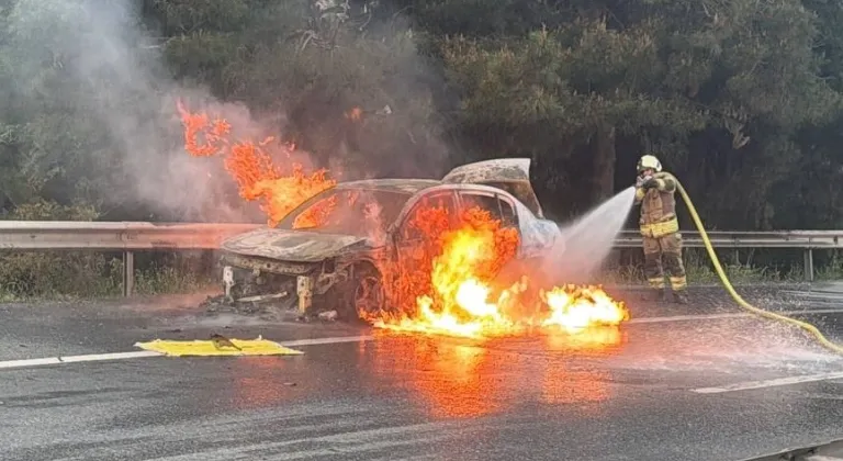 Esenyurt'ta seyir halindeki otomobilde çıkan yangın söndürüldü