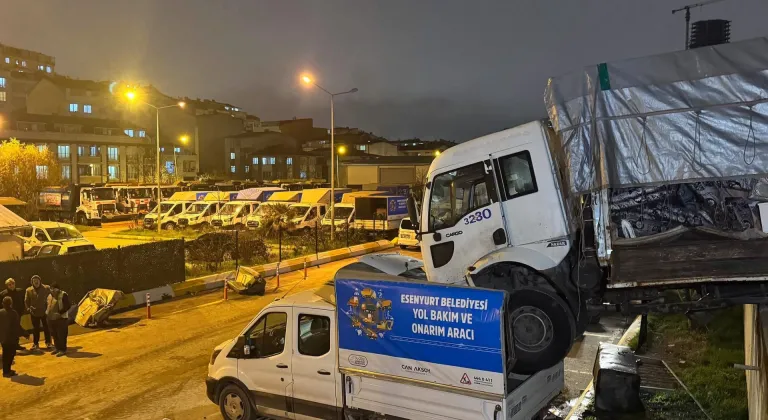 Esenyurt'ta yokuşta kayan kamyon korkulukları aşarak başka bir aracın üzerine düştü