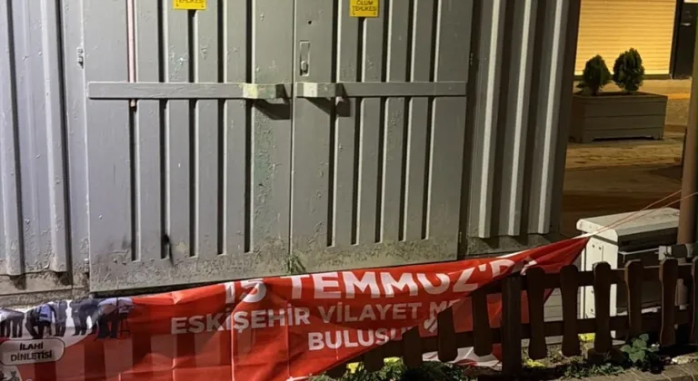 Eskişehir'de 15 Temmuz afişlerini indirdiği iddiasıyla 2 zanlı yakalandı