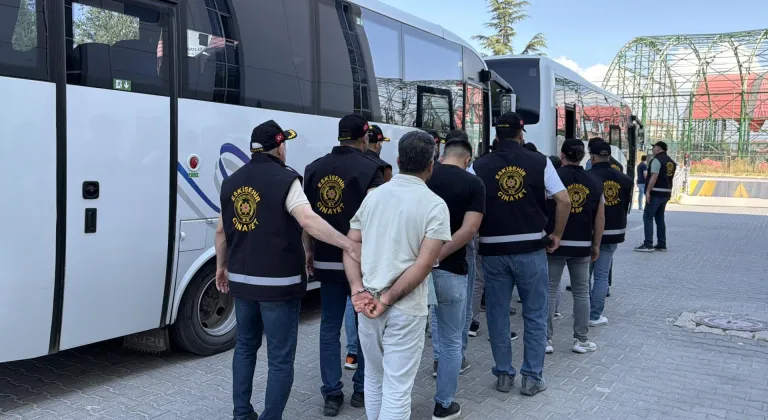 Eskişehir'de 1'i polis 11 kişinin yaralandığı kavgaya ilişkin yakalanan 18 zanlı adliyede