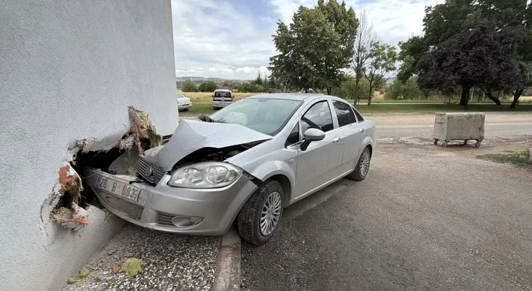 Eskişehir'de apartmanın duvarına çarpan otomobildeki 3 kişi yaralandı