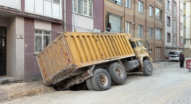 Eskişehir'de bir hafriyat kamyonu çöken yoldaki çukura sıkıştı