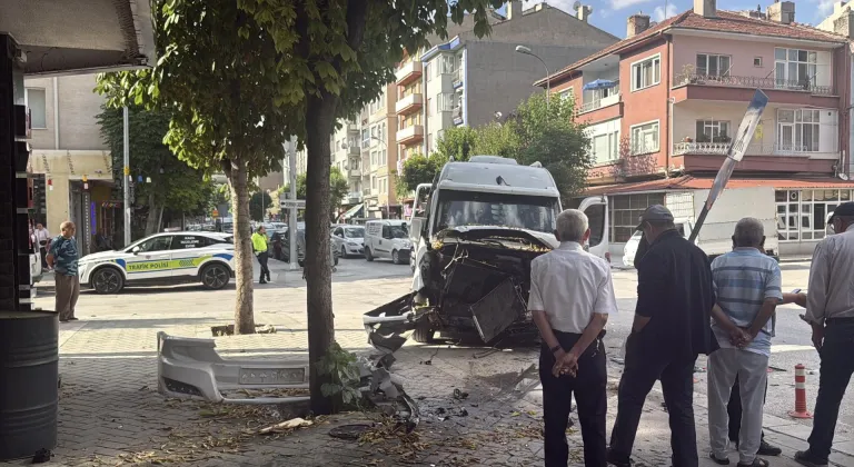 Eskişehir'de işçi servisi ile hafif ticari aracın çarpıştığı kazada 9 kişi yaralandı