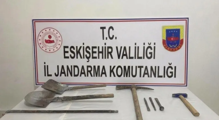Eskişehir'de kaçak kazı yapan 3 kişi suçüstü yakalandı