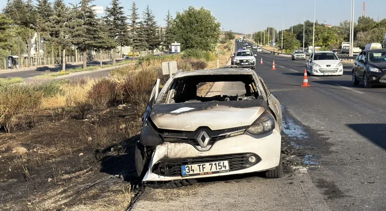 Eskişehir'de seyir halindeyken yanan otomobildeki 1'i çocuk 3 kişi yaralandı