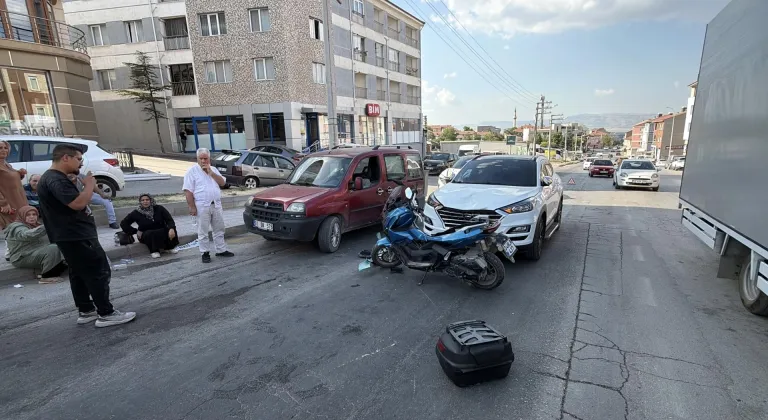 Eskişehir'de SUV tipi aracın motosiklete çarptığı kaza anı güvenlik kamerasında