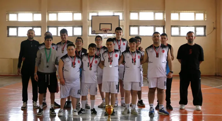 Eskişehir'deki down sendromlu sporcular basketbolda kürsüye çıktı
