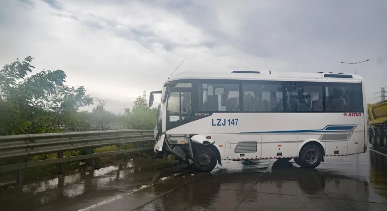 Eyüpsultan'da bariyerlere çarpan midibüsteki 3 kişi yaralandı