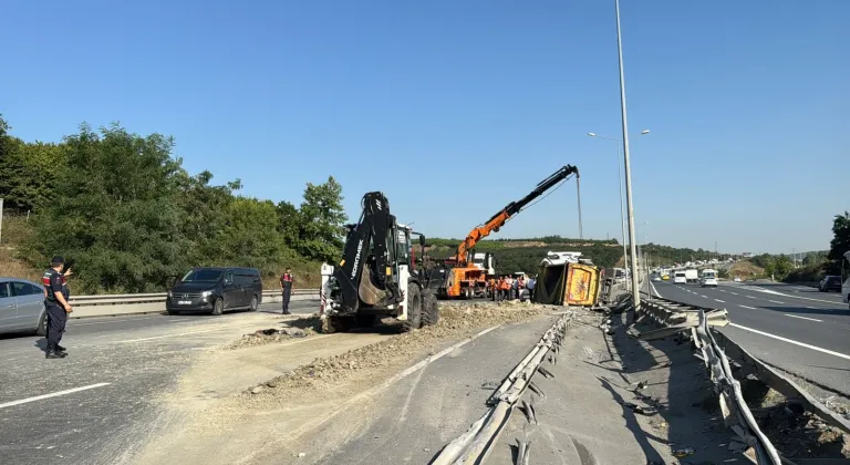 Eyüpsultan'da hafriyat kamyonunun karıştığı kazada 2 kişi yaralandı