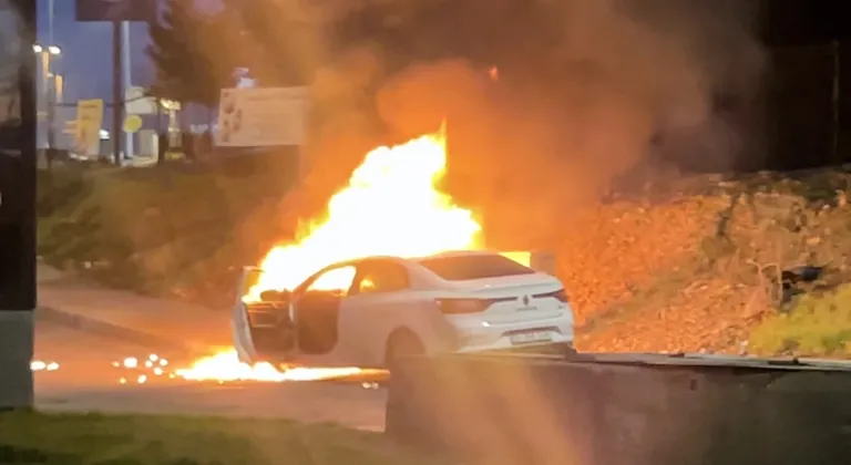 Eyüpsultan'da otomobilde çıkan yangın cep telefonu kamerasıyla görüntülendi