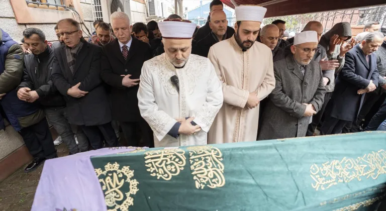 Fatih'te 2 binanın çökmesi sonucu hayatını kaybeden kadının cenazesi toprağa verildi