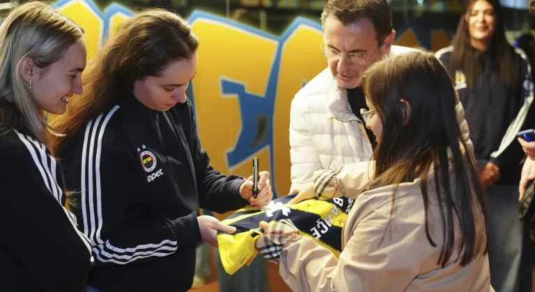 Fenerbahçeli şampiyon kadın basketbolcular, taraftarlarla bir araya geldi