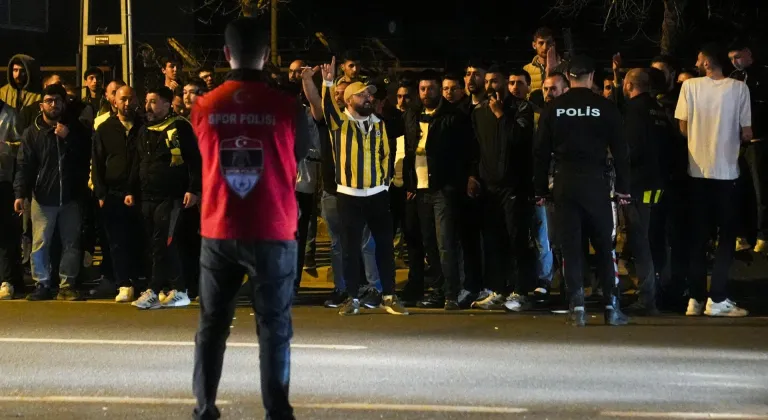 Fenerbahçe'ye Samandıra'da tepkili karşılama