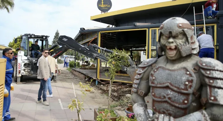 Fethiye sahil bandında imara aykırı eklentiler yıkılıyor