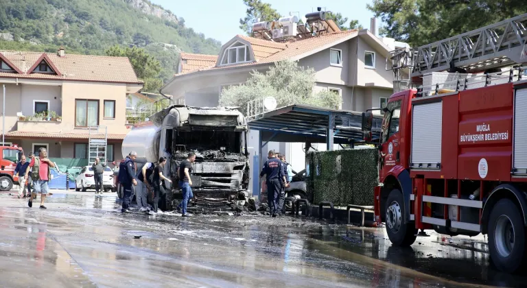 Fethiye'de akaryakıt istasyonundaki yakıt tankerinde çıkan yangın söndürüldü