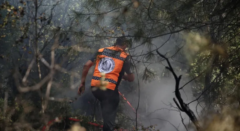 Fethiye'de çıkan orman yangınına müdahale ediliyor