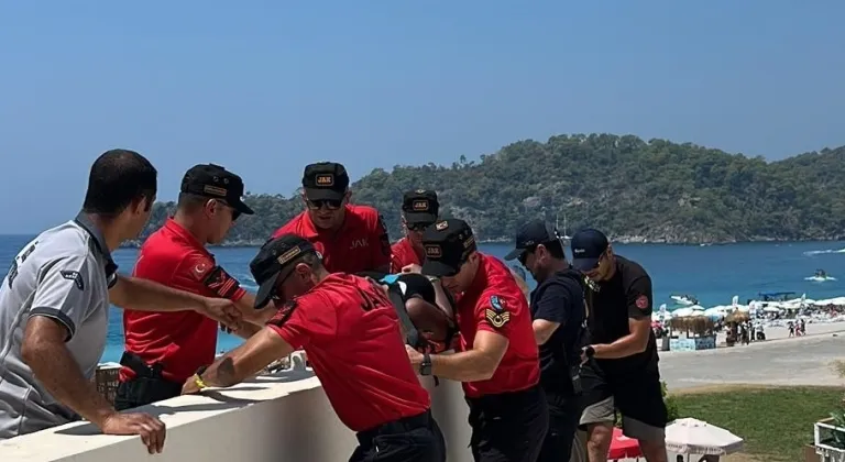Fethiye'de işletmenin çatısına düşen yamaç paraşütü pilotu ile yolcusu yaralandı