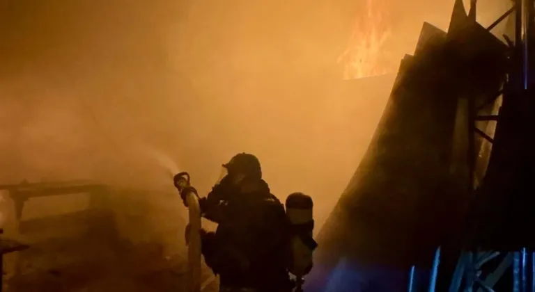 Fethiye'de marangoz atölyesi ile depo yangında hasar gördü