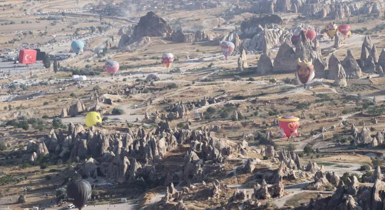 Figürlü sıcak hava balonları Kapadokya semalarını renklendirdi